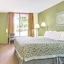 Days Inn By Wyndham Bradenton - Near The Gulf