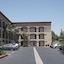 Harbor Inn & Suites