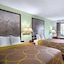 Super 8 By Wyndham Branson   Shepherd Of The Hills Exwy